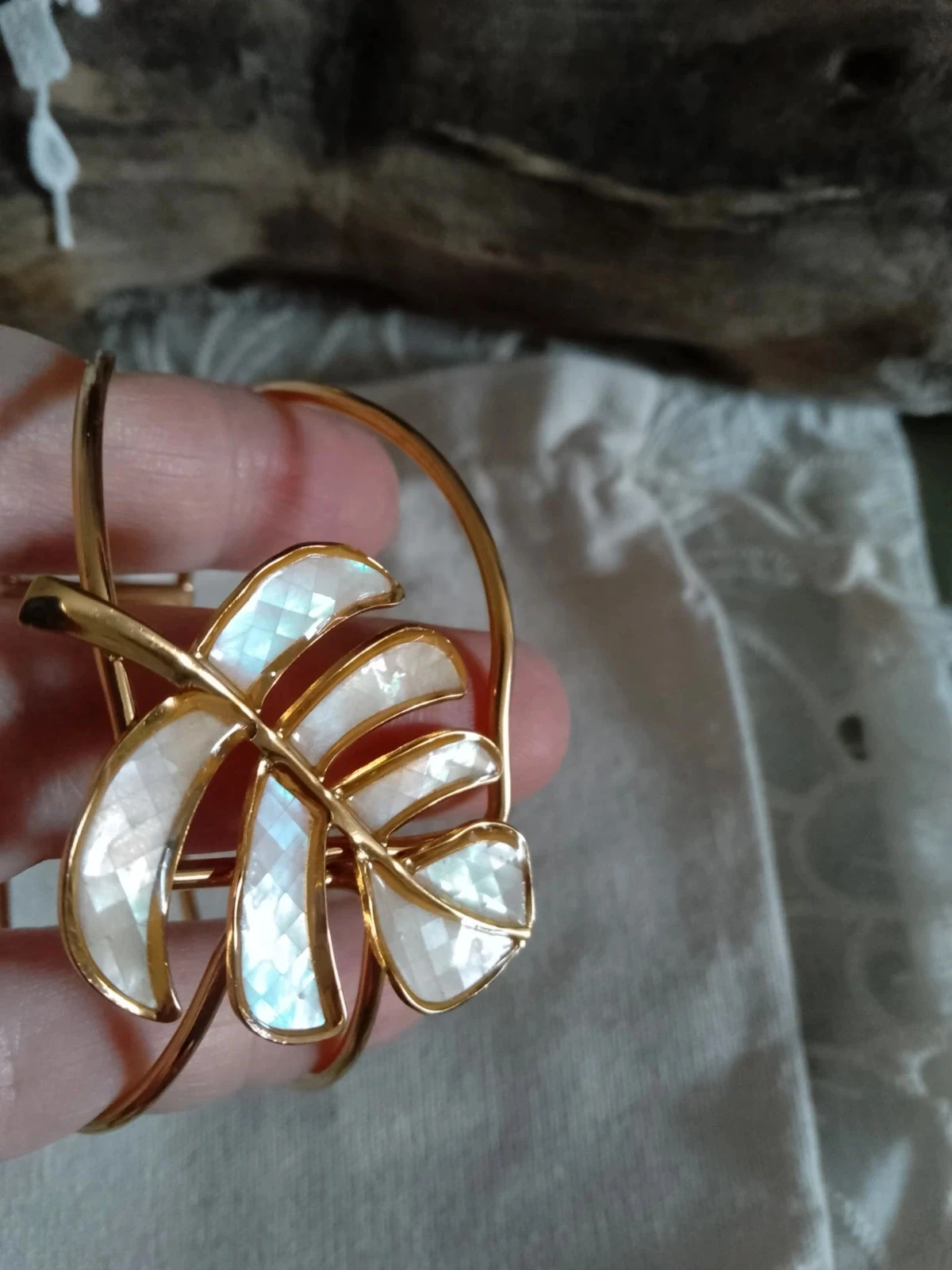 Pulseira boêmia com folha dourada em madrepérola branca – photo 2